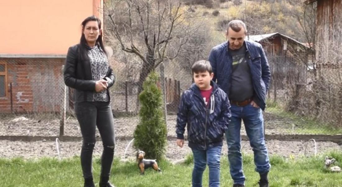 Шестгодишно дете от Грохотно проговори внезапно английски език
