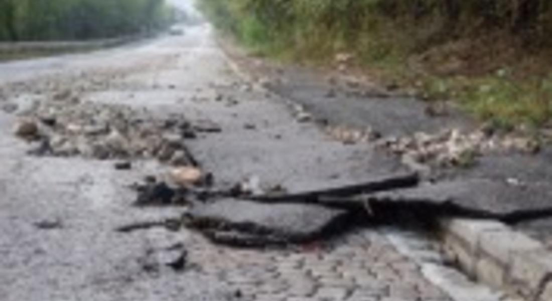 Свлачища блокират пътища край Смолян 