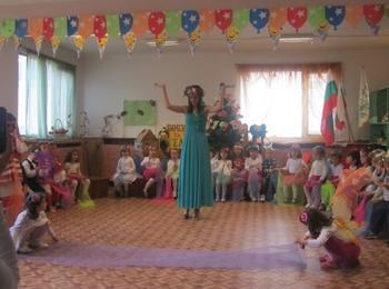  Виолета Кръстанова и Анатоли Карабов станаха кръстници на група "Елица" в ОДЗ "Родопчанче"