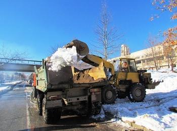 180 тона пясък и 110 тона сол са хвърлени по улиците на Смолян за последните пет дни 