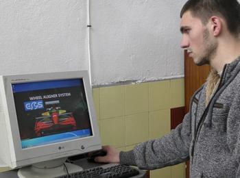 Ученик работи нощно време, за да издържа себе си и семейството си