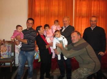 	 Кметът Мелемов дари три бебета в Широка лъка, които са родени тази година