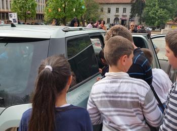   Изложба, посветена на детската безопасност, провокира смолянчани  