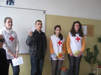 Ученици и учители даряват днес кръв