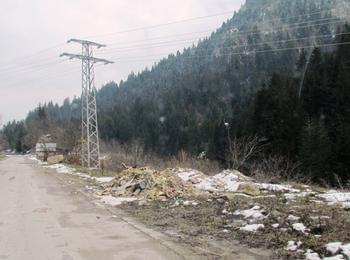Неизвестни са изсипали 5 ремаркета с отпадъци на главната улица в кв. „Средок”