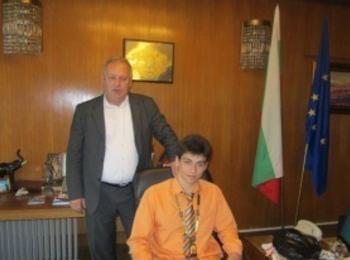 Ученици ще ръководят днес общинска и областна администрация