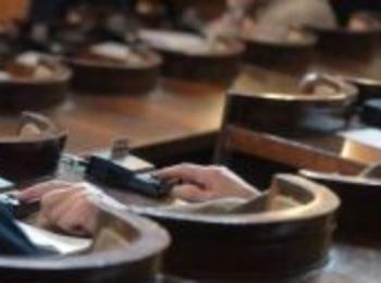 Отново гласуват с чужди карти в парламента