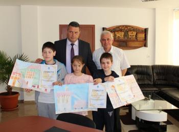 Кметът на Неделино награди победителите в конкурса "С очите си видях бедата" 