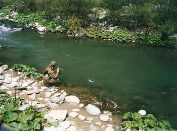 Фирма за разбиване на камъни замърси водите на р. Въча в района на Девин