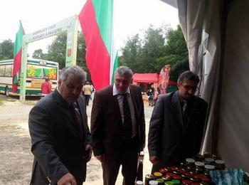 Посланикът на Кувейт остана очарован от екопродуктите, предлагани в шатрата на Община Смолян в Арбанаси