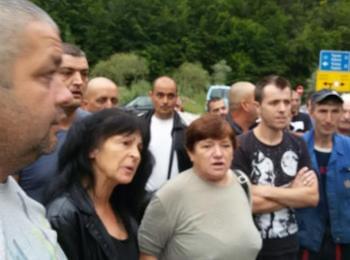  Родопчани блокираха международен път заради свлачището край Тикале