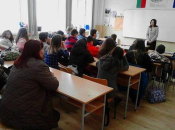 Съдии запознават ученици с престъпления извършени от наркозависими лица