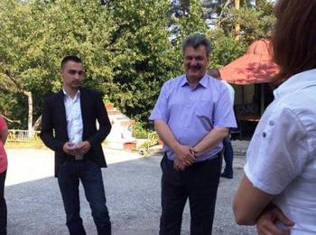 Тодор Батков и семейството му посетиха дома във Фатово, оставиха и подаръци