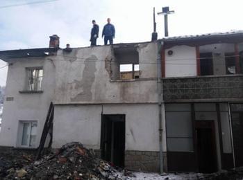 Камарата на строителите в Смолян събра 5000 лева от благотворителна акция за опожарената къща в Момчиловци