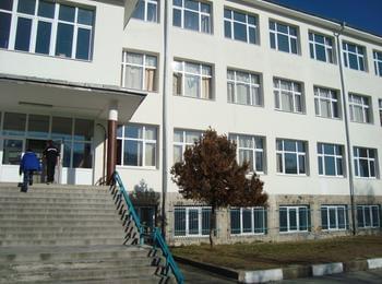 Деца – журналисти от  Второ училище подготвят радиопредаване, посветено на Освобождението на Родопите