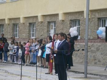 Откриха новата учебна година в Мадан