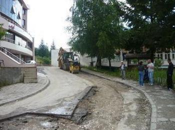 Продължава асфалтирането на улици в града