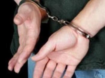 Задържаха побойник , ударил полицаи в главата