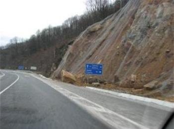 Опасност от падащи камъни в Смолянско