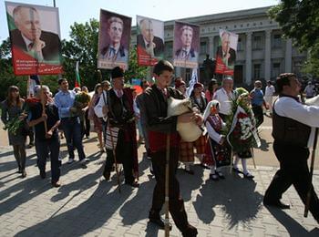 Родопски гайдари поведоха шествие в памет на Хайтов