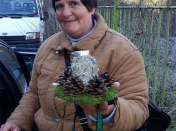 Родопчанка прави сувенири от шишарки