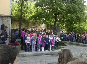 Чeтвъpтo OУ “Cтoю Шишков” oтбeлязa 150 гoдини oт poждeниeтo на своя патрон