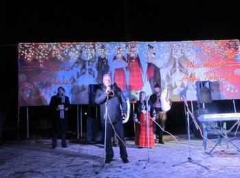 Смолян посрещна Новата 2015 г. с пищни илюминации, наздравици и хора около бъдника 