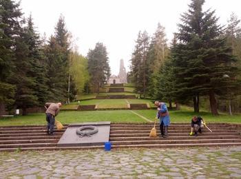 Скаути чистиха Родопската Шипка