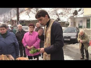  Момчета с носии скачаха за кръста в Бостина и в Момчиловци