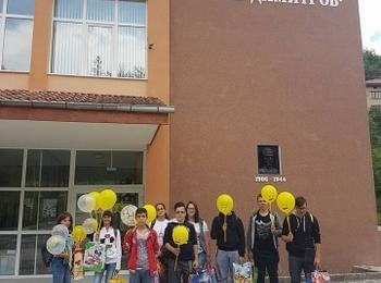  Ученици и учители от ПГ "В.Димитров"-Мадан в мисия "Подари усмивка на децата"