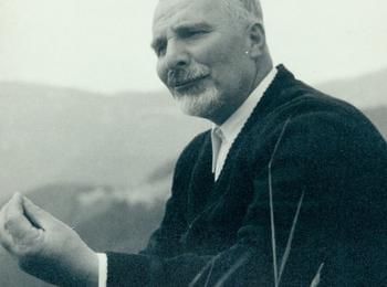 НЧ "Светлина 1925" в с.Момчиловци набира средства за издаване на книга за "Родовете на Момчиловци" на отец Канев