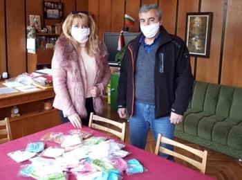  Местната фабрика за чорапи дари маски на кметството в Момчиловци