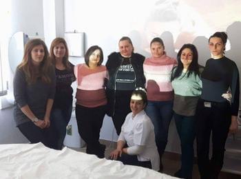 Курсисти разкрасяват дами напълно безплатно