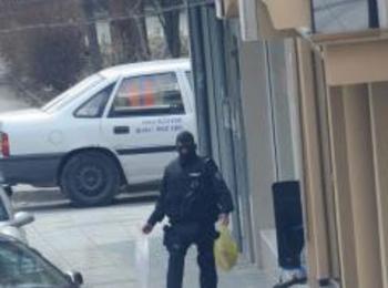 Барикадиран, похитителят заплашва да се самоубие