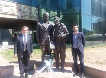  Цветя и поклон  пред паметта на Николай Хайтов