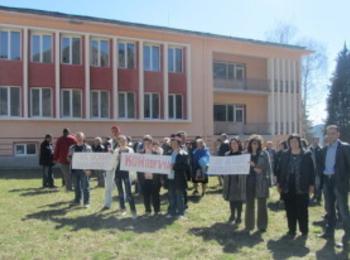 Протестиращите от опитната станция в Смолян обмислят утре за два часа да блокират пътя на изхода на Смолян
