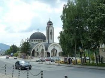 Лъскат площадите пред храмовете в Смолян за Великден