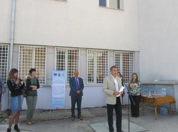 Направиха първа копка по проект за обновяване на дворното пространство и спортни площадки на ЕГ и VI ОУ „Иван Вазов“