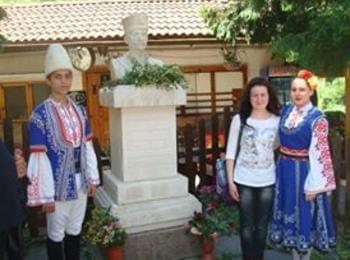 Гости от Евроатлантическия клуб  в НУФИ  "Широка лъка“ в Деня на Ботев!