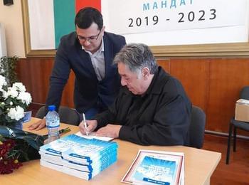 Емил Енчев представи книгата си „Роман за птици и хора“