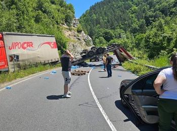 Тир с минерална вода се обърна на пътя край Михалково 