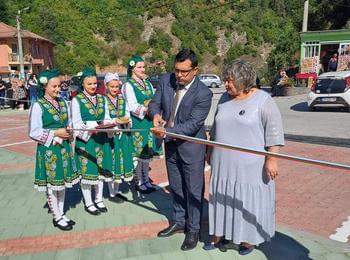 Откриха с пита и мед площад в Настан 