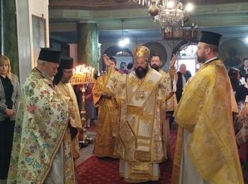 Епископ Висарион възглави архиерейска св. Литургия в  храм „Св св. Константин и Елена”- с. Момчиловци 