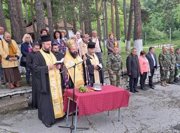 С тържествен водосвет  параклисът „Св.св. Константин и Елена” в двора на 101-ви алпийски полк, чества своя празник