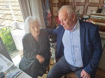 КМЕТЪТ МЕЛЕМОВ ПОЗДРАВИ СТОЛЕТНИЧКАТА КАЛИНА ЩИНАРОВА