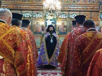 Празнична вечерня с петохлебие  отслужи Смолянският епископ Висарион в храм Св. вмчца Неделя – кв. Райково
