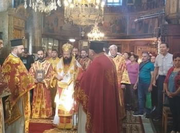 С архиерейска св. Литургия, храм „Св. вмчца Неделя” в  кв. Райково чества своя празник