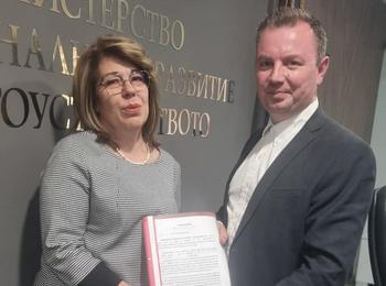 Кметът на Баните и регионалният министър подписаха договор за изпълнение на значим за общината проект 