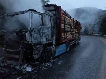 Затворен е пътят Смолян - Пловдив през Рожен заради изгорял тир, майски сняг падна в Родопите