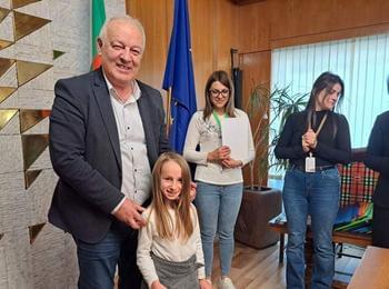 Наградиха победителите в общинския кръг на конкурса "С очите си видях бедата"